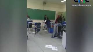 Alunos DESTROEM sala de aula em Carapicuíba
