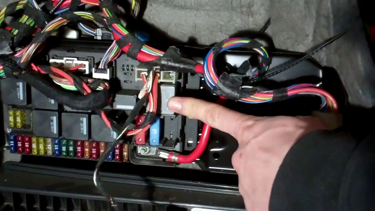 How to replace the relay on Range Rover L322 air ... auxiliary fuse relay box 