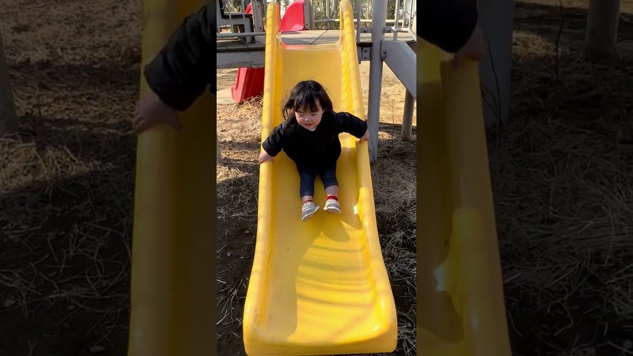 区役所裏の公園で遊ぶ赤ちゃん👶