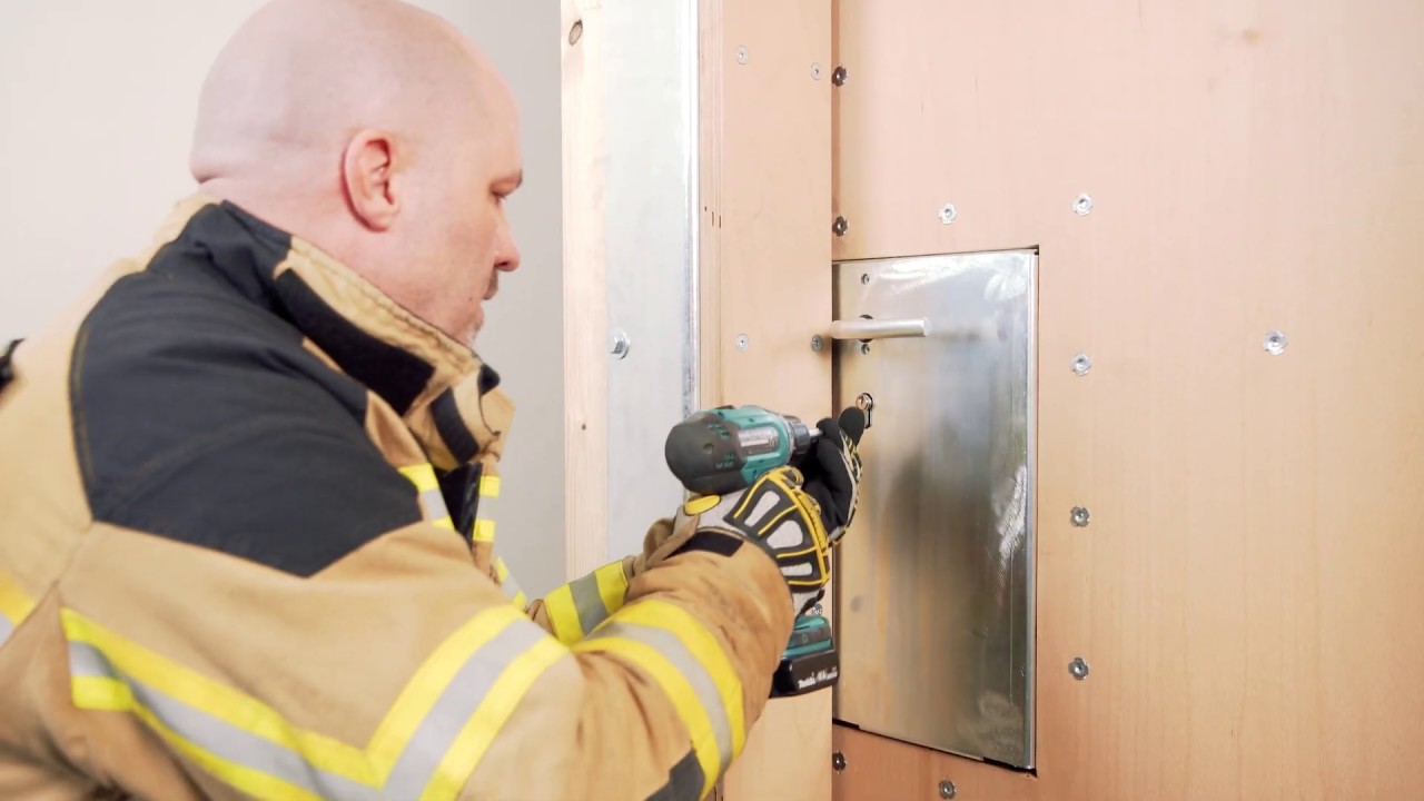 Türöffnungswerkzeug multiZETTEX und Trainingstüren für die Feuerwehr 