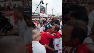 Alberto Puig Memberikan Selamat Ke Pada Marc Marquez