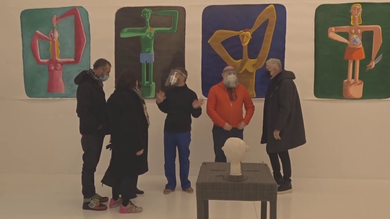 Dirk Van Saene и его керамические скульптуры на выставке "Stories of hope and despair" в Антверпене