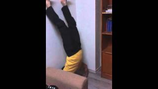 Duvarda Şınav Çeken Adam