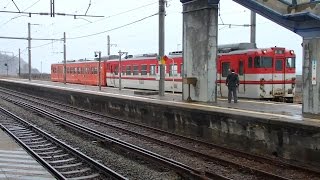 列車番号827D　普通列車　羽越本線（府屋駅）＞60P　「強風と手持ちで見ずらいです。」