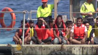Papua New Guinea to close Australian refugee centre