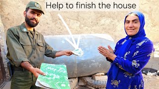 видео: Милый солдат помогает бездомной семье — достраивает их дом картинка: Милый солдат помогает бездомной семье — достраивает их дом