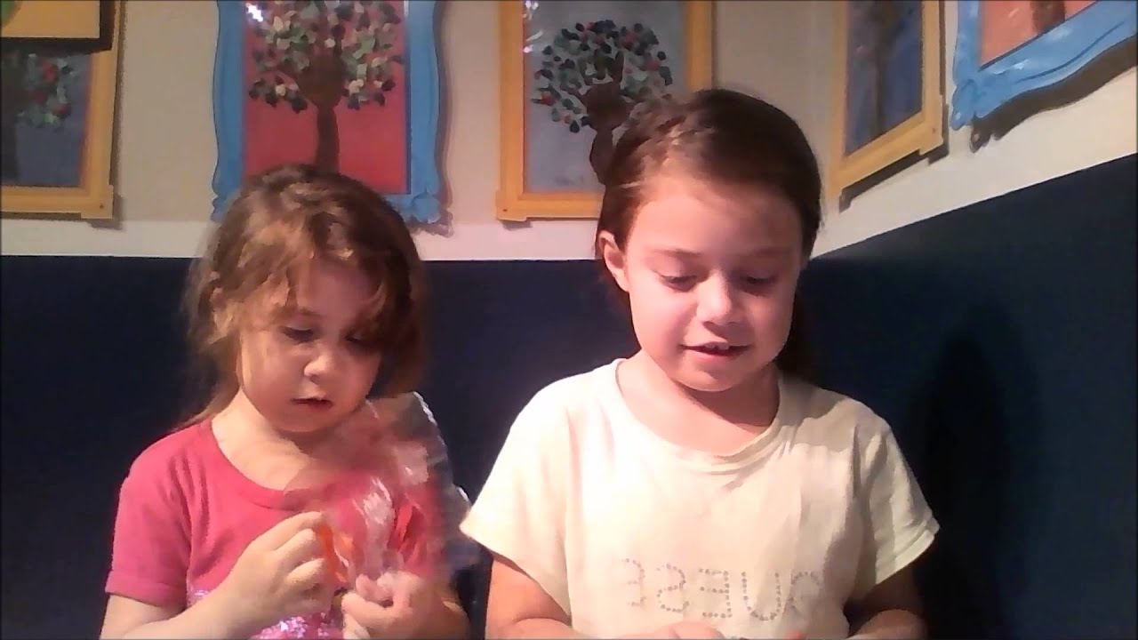 Super Awsomew XOXO HELLO KITTY BEE ROSY & SUNKISSED MINI DOLL THEMED