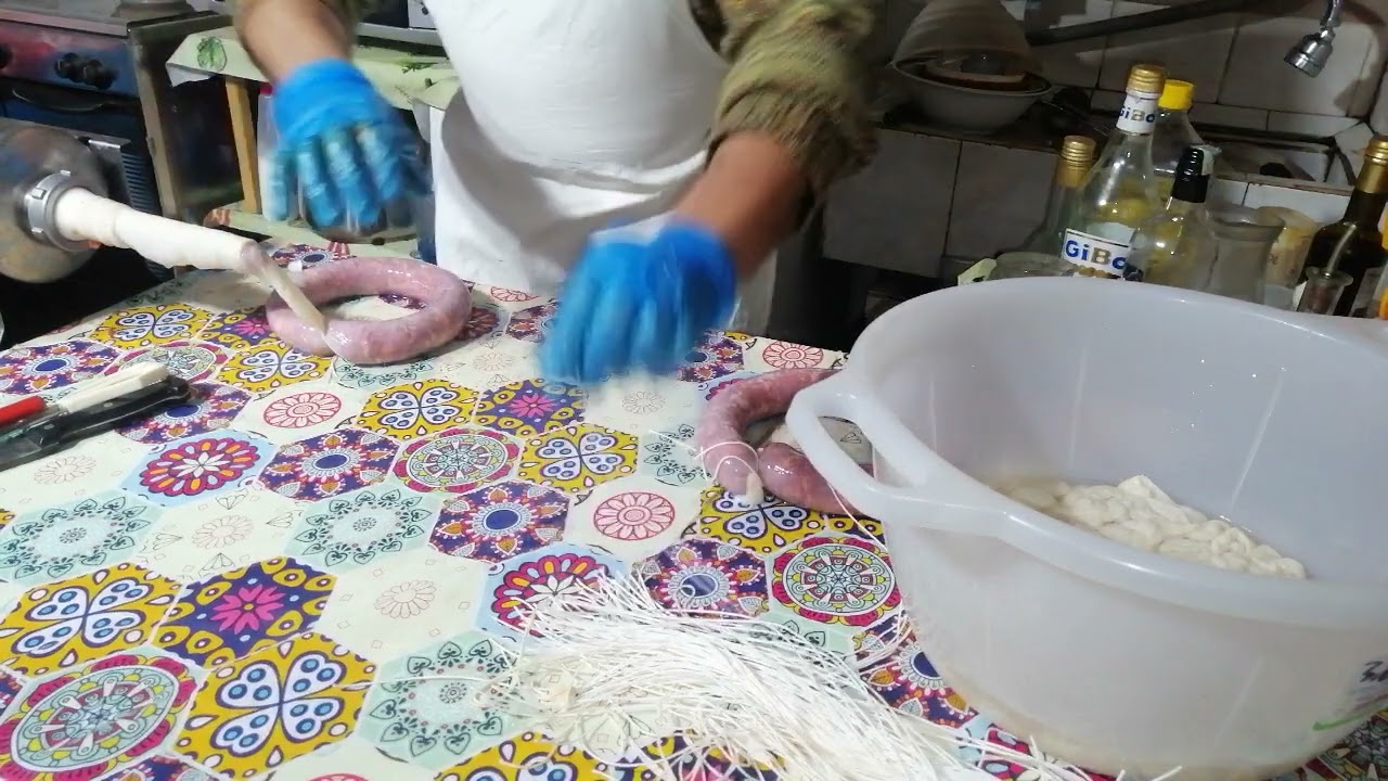 Come insaccare nelle budella  le salsicce calabresi fatte in casa, da MicheleExpert-Cropalati (Cs)