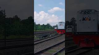 Momen KA Bangunkarta berpapasan dengan Langsiran KLB Ballast di Stasiun Karangsari