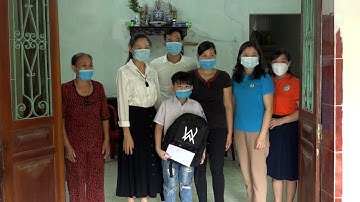 Trao học bổng “Cùng em vượt khó đến trường”