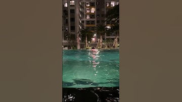 Hồ bơi Q7 Sài Gòn Riverside đầu tuần long lanh lấp lánh dưới ánh đèn | Căn hộ vui vẻ
