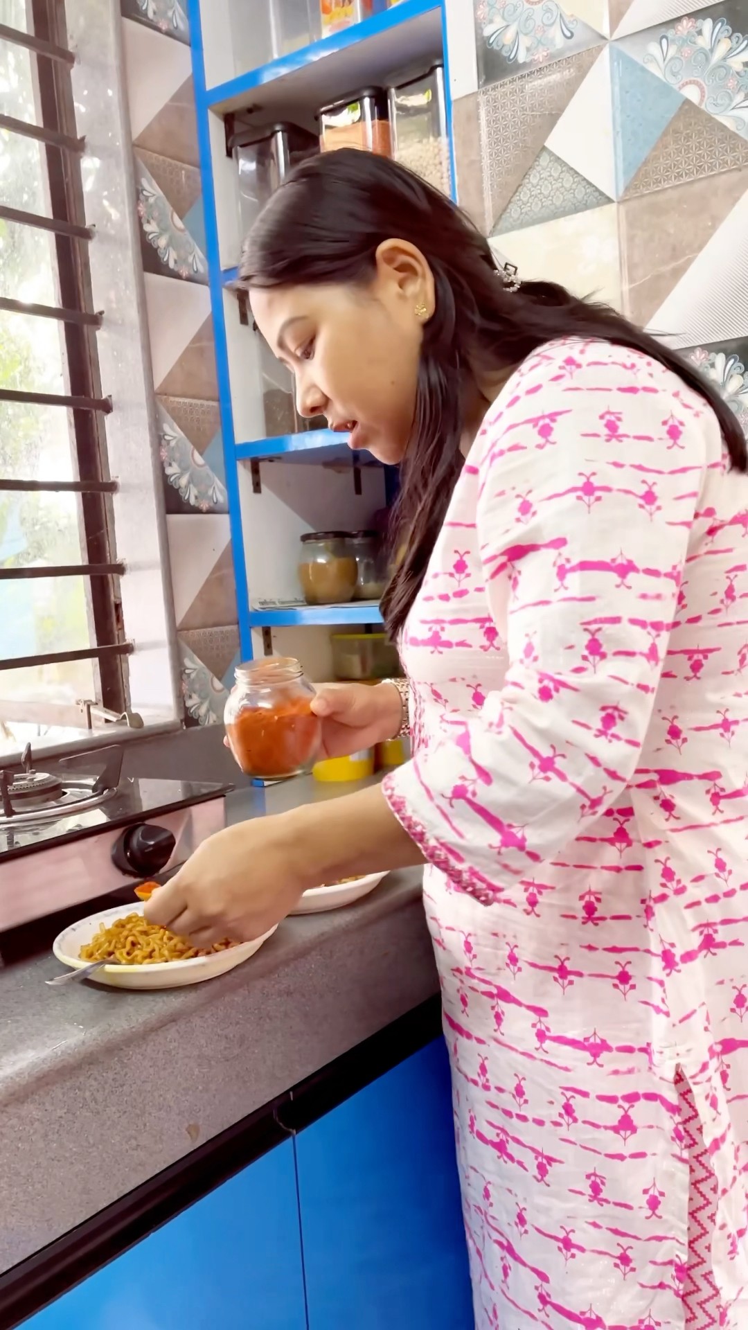 Mummy Ne Maggi Mai Lal Mirch Dhal Di