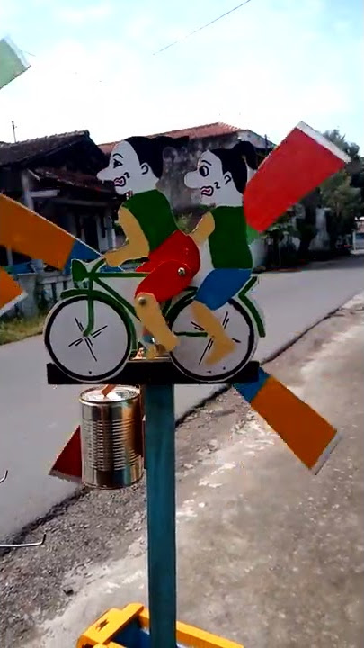 kincir angin Petruk Gareng naik sepeda