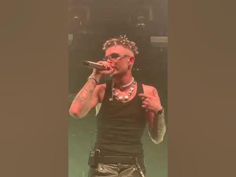 Поцелуй на концерте. Фанатки на концерте. Выступление киркорова в казахстане в лосинах. Трогали концерт. Арт кафе дуровъ.