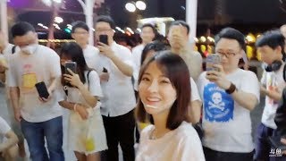 冯提莫 在广州大街唱一首粤语歌，和广东蘑菇合影