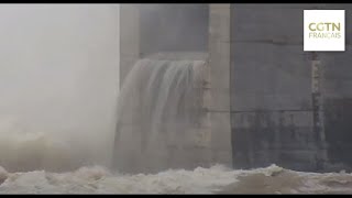 Le Barrage des Trois Gorges évacue le flux deau de la 3ème crue de lannée