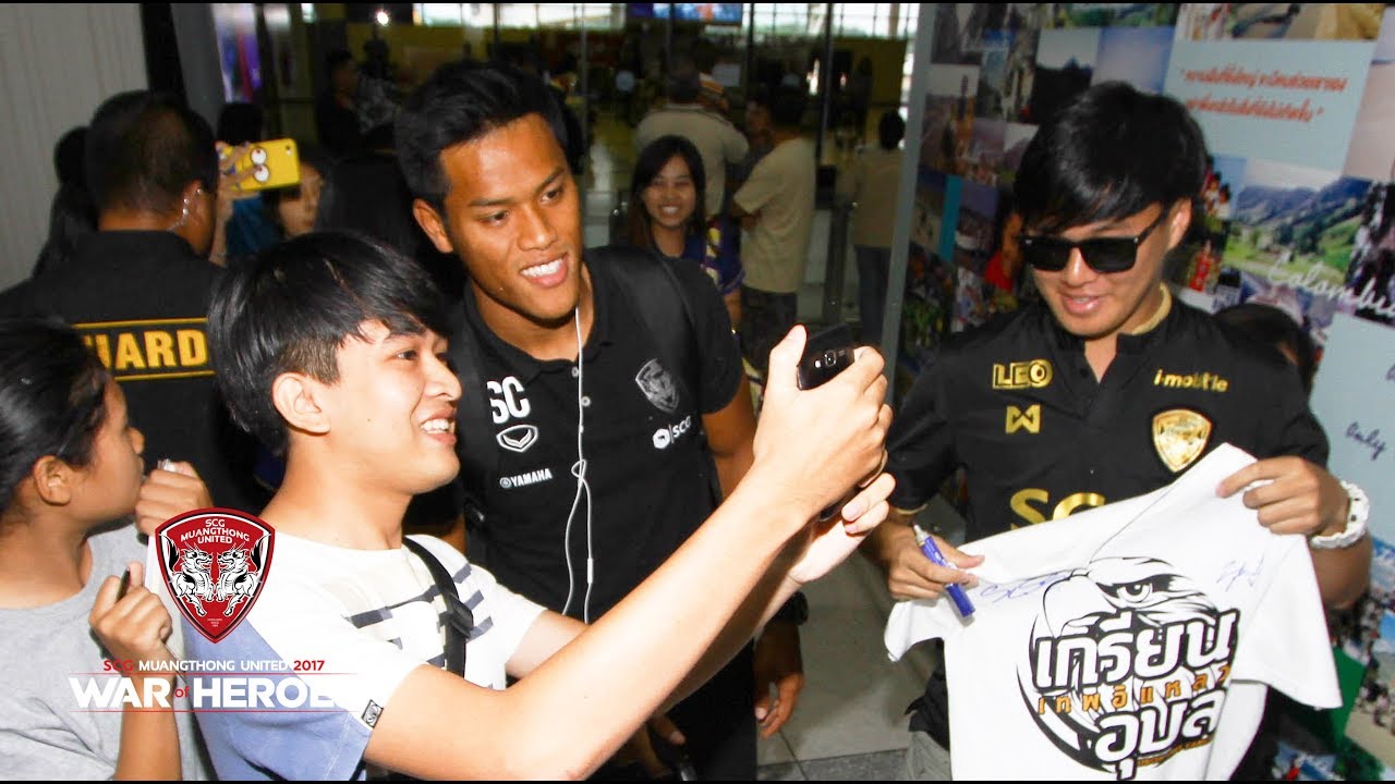 ขุนพลกิเลนผยองเดินทางถึงสนามบินอุบลฯแฟนคลับรอรับเยอะมากๆ official travel center