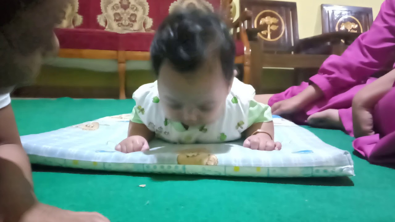 Bayi umur 3 bulan belajar tengkurab - YouTube