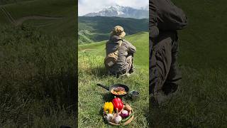 Готовим вкусный стейк и картошку по-деревенски с видом на горы 🥩🥔🏔️#hiking #mountains