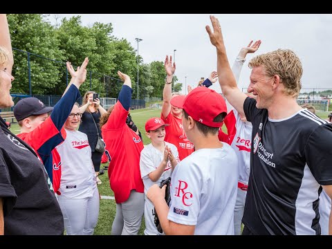 Video: Dirk Kuyt Neto vrijednost: Wiki, oženjen, obitelj, vjenčanje, plaća, braća i sestre