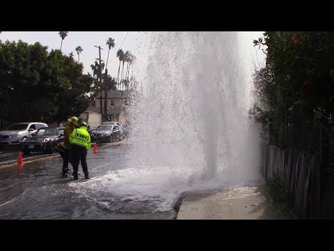 LAFD Light Force 26 Shuts Down a Sheared Hydrant in Arlington Heights