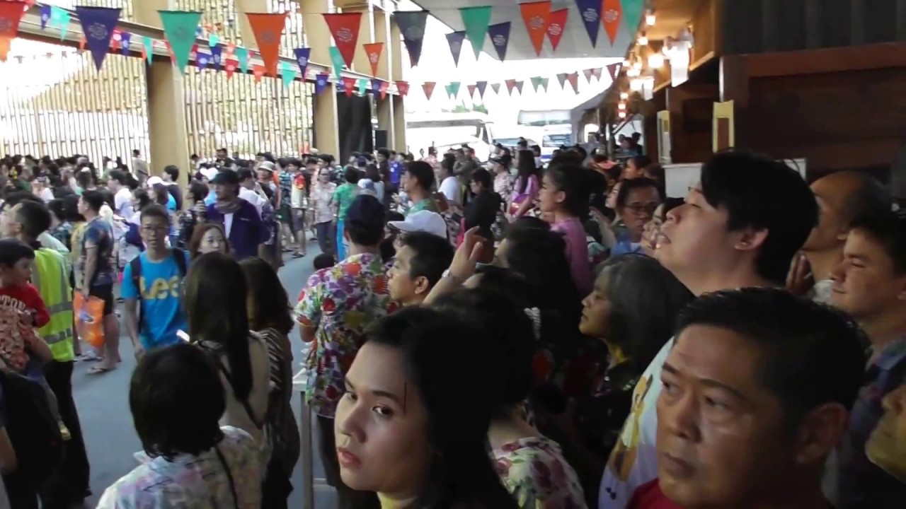 แฟนคลับออเจ้าการะเกด นับพันเต็มเรือนสวน รางน้ำนครา - YouTube แฟนคลับออเจ้าการะเกด นับพันเต็มเรือนสวน รางน้ำนครา - Youtube