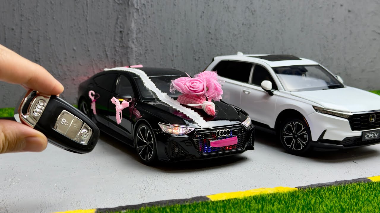 Обзор масштабных моделей автомобилей Audi RS7 (специальное оформление) и Honda CR-V в масштабе 1:18.