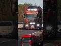 “GAHAR BANGET! Scania Kuning &amp; Merah Ini Bikin Mobil Minggir Sendiri Saat Lewat