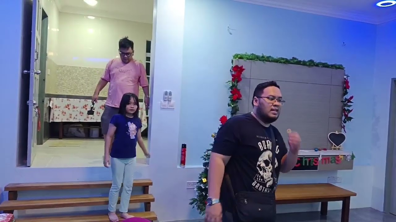 Lain Hari Kita Bermalam Di Rumah Kebun Ini.