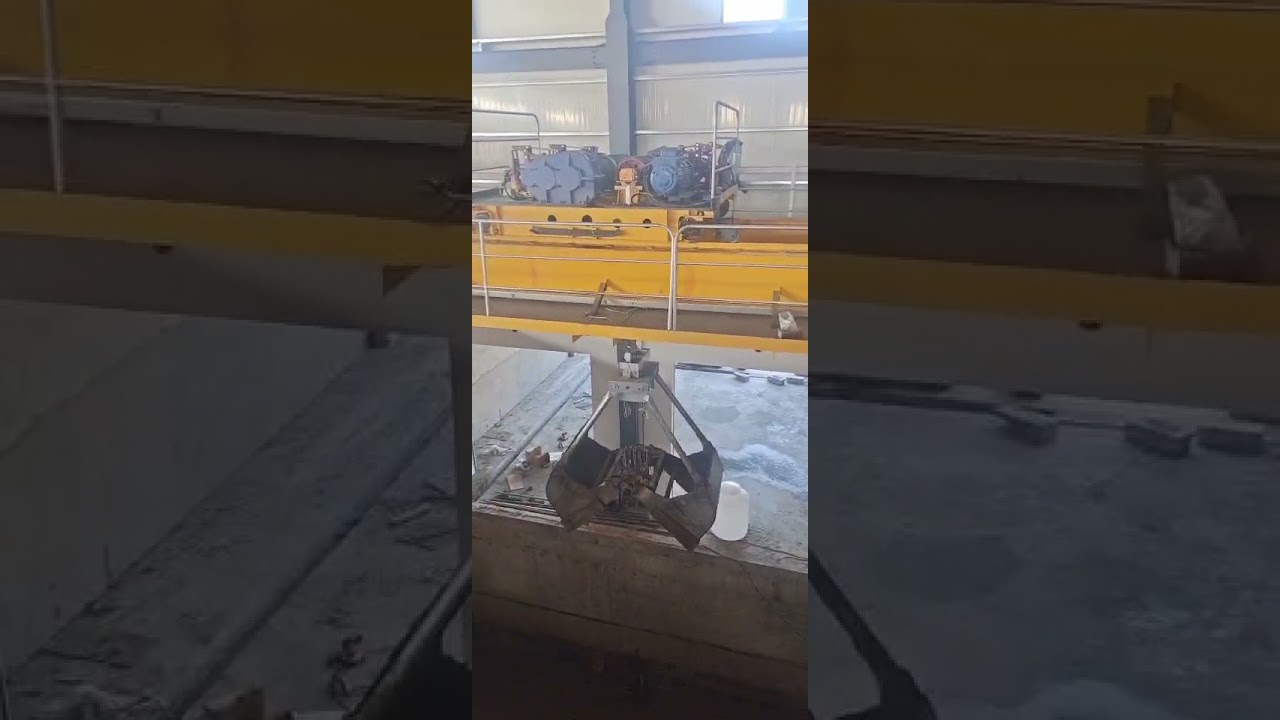 Grab crane in operation