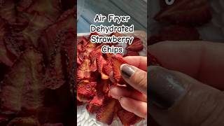 Air Fryer Dehydrated Strawberry Chips - a guilt free snacks for weight watchers #airfryrecipes
