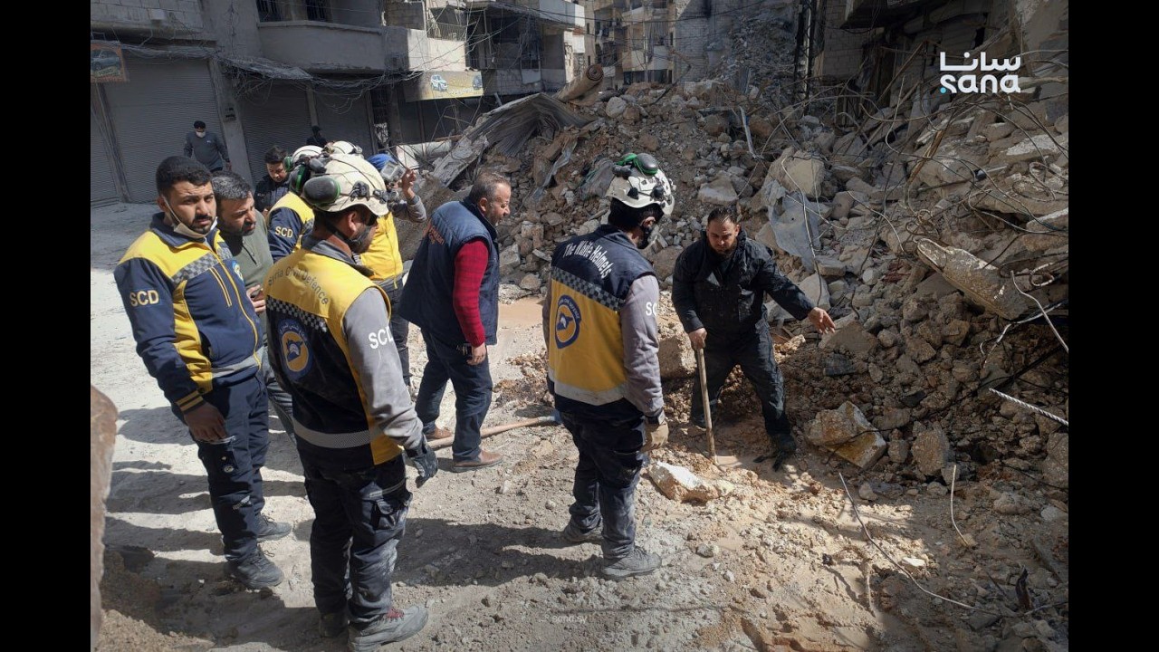 فرق الدفاع المدني تعمل على إنقاذ العالقين تحت أنقاض البناء السكني الذي انهار بحي الأشرفية في حلب