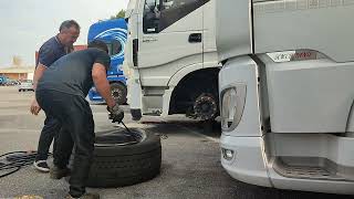 smontare e girare gomme dell' camion