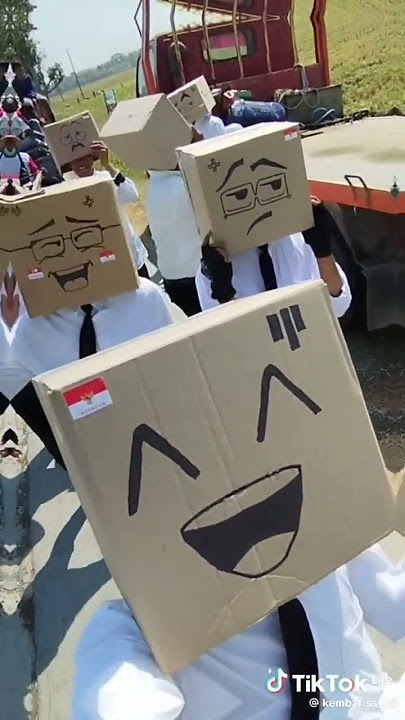 manusia kardus😅