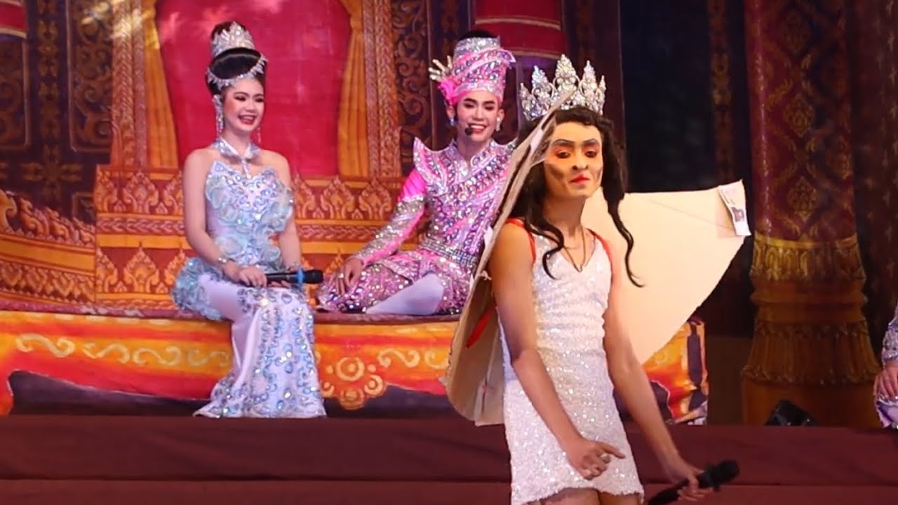 เบลล์เต้นท่าอิงฟ้าเป็นท่าวิวแชร์เลยพี่ๆก็ช่างทำปีกมาให้555 แล้วแหย่ปอยจนตกเก้าอี้ ปีกไม่ช่วยเลย 555