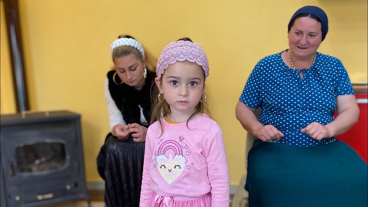 PAMELA ȘI JAMINA AU FOST GONITE CASA POT MÂNCA PORCII LINIȘTIȚI 