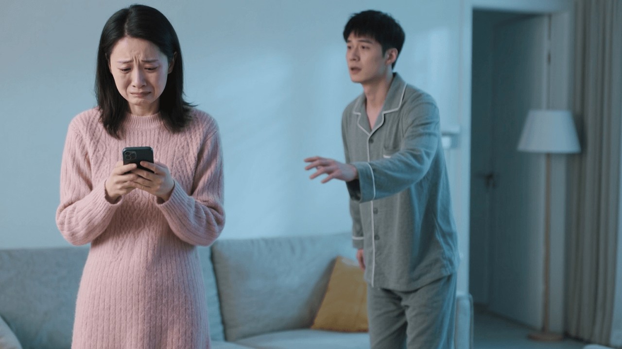 Любовница отправляет мужу интимное СМС; жена видит всё.