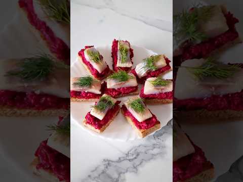 Вкусная и яркая закуска с сельдью. #рецепты #рецепт #закусканановыйгод #закуска #закускассельдью