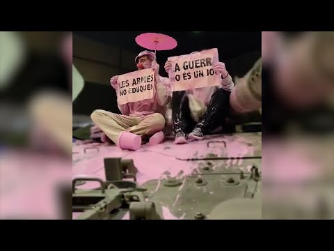 Antimilitaristas manchan de pintura un tanque en ExpoJove en Feria Valencia