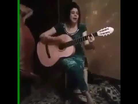 Таджик поет. Самый популярный гитарист в таджикистан. Таджик гитарист. Таджик играет на гитаре. Таджик с гитарой.