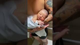 Recémnascida De Júlia Faria Toma Banho De Chuveiro Com O Pai Incrível Momento