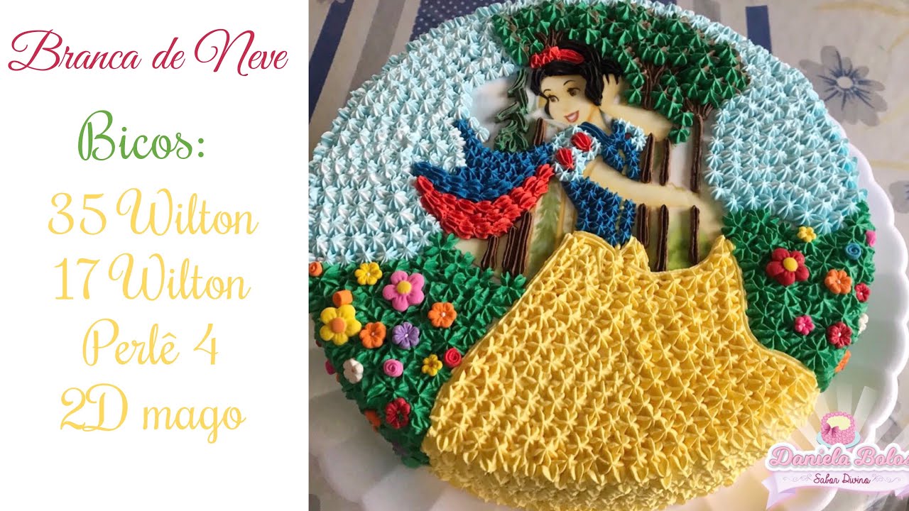 Confeitando bolo Branca de Neve
