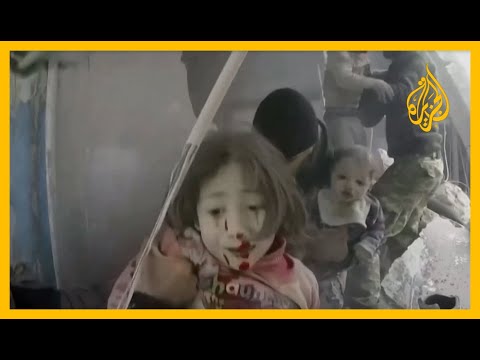 شاهد | إنقاذ ثلاث فتيات من تحت أنقاض منزلهن في إدلب بعد غارات روسيا والنظام السوري