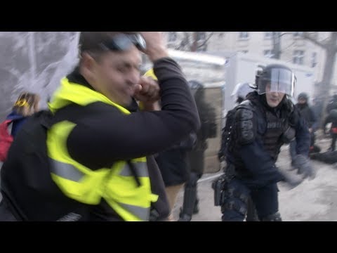 Violence as Yellow Vests face off with police in Paris