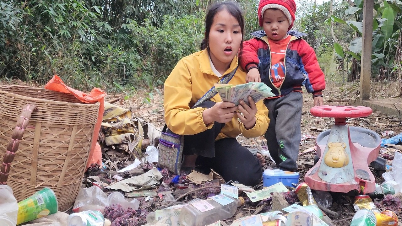 A poor girl collects and sells scrap materials to support herson's educatuon.