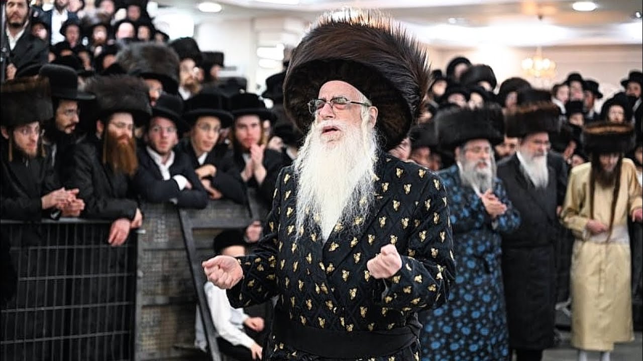 תיעוד של אחדות: מרן האדמו״ר מצאנז בריקוד המצוה טאנץ בחתונת נכד גיסו גאב״ד קרית צאנז ירושלים