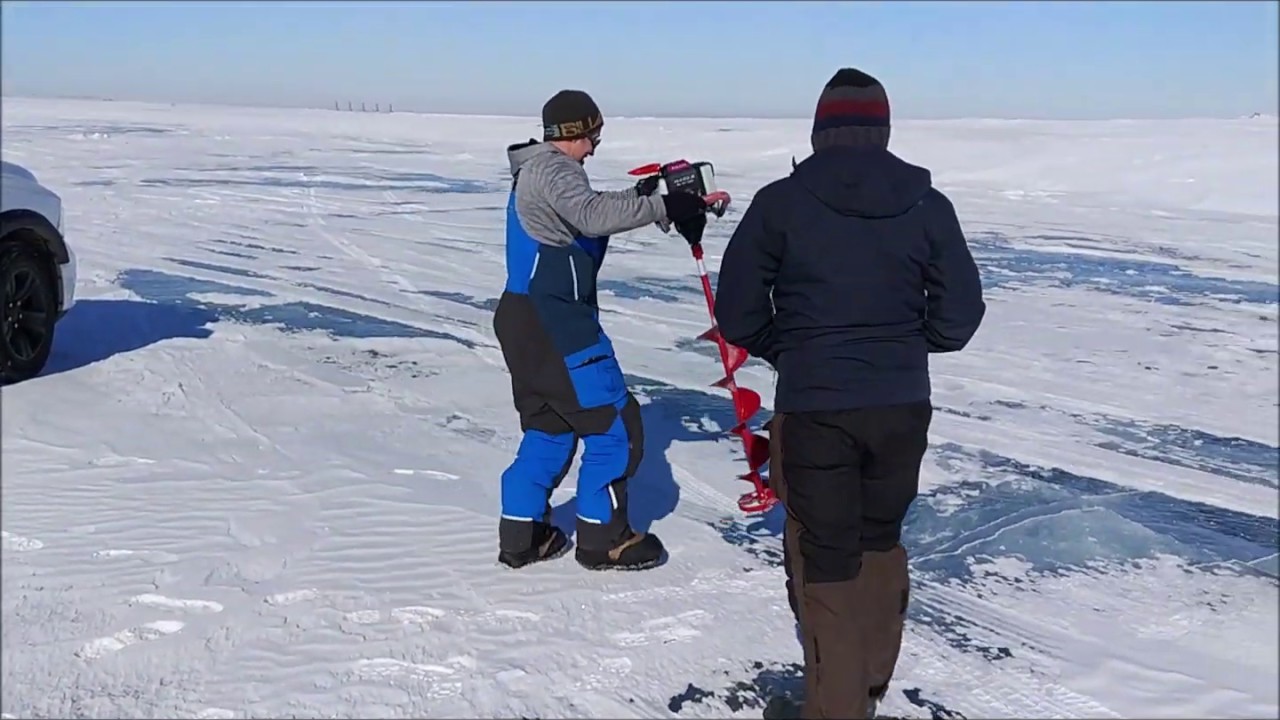 Ice Fishing Diefenbaker, Saskatchewan, Canadá. YouTube
