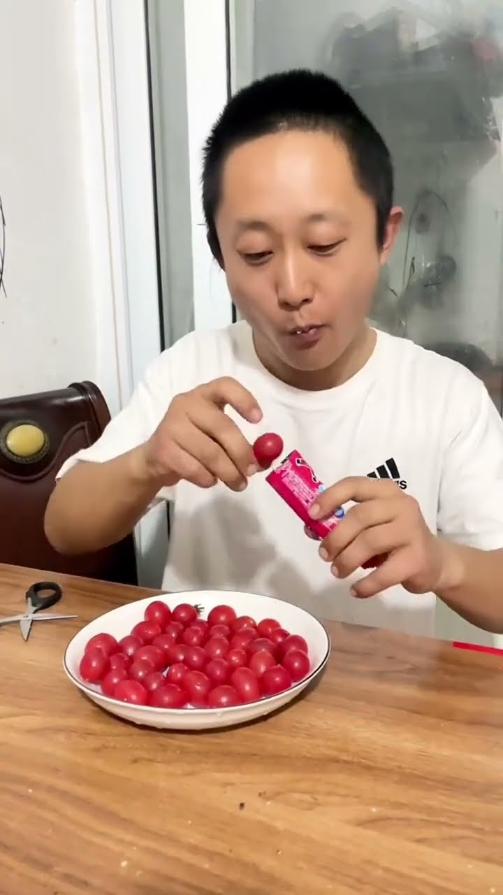 儿子要吃棒棒糖，还是爸爸机智 ！#Cute baby#Cute#呆萌小米宝#聪明宝宝#萌娃