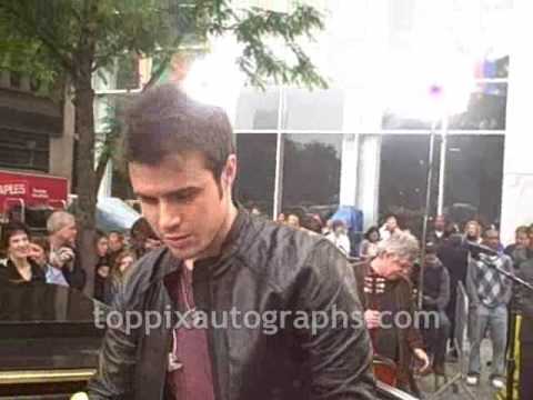 Kris Allen - Signing Autographs at The Early Show ...