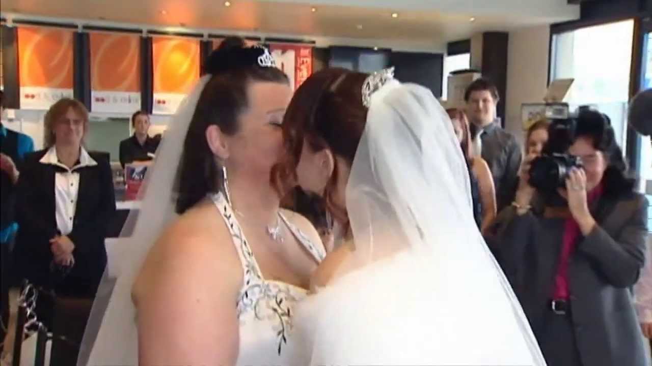 Couples wed as New Zealand same-sex marriage law kicks in photo